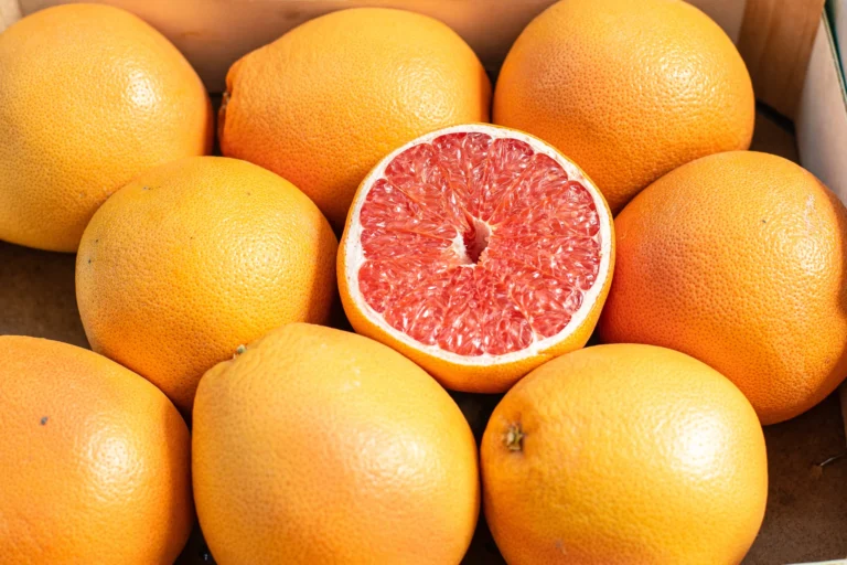 close-up-fresh-oranges-grapefruits